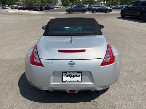 Used 2016 Nissan 370Z Roadster RWD image 4
