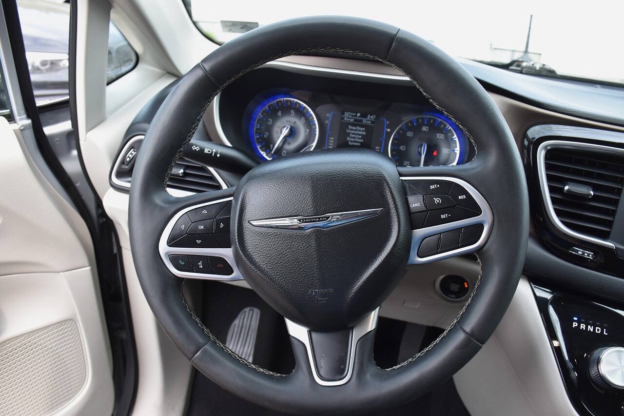 Used 2022 Chrysler Voyager LX FWD image 21