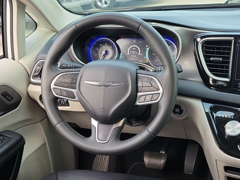 Used 2023 Chrysler Pacifica Touring-L FWD image 19