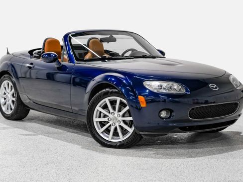 Used 2008 MAZDA MX-5 Miata Grand Touring w/ Premium Pkg RWD image 4