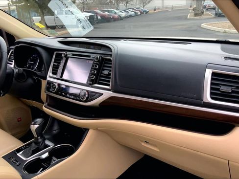 Used 2015 Toyota Highlander Limited image 16