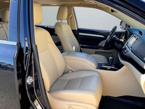 Used 2019 Toyota Highlander XLE image 24