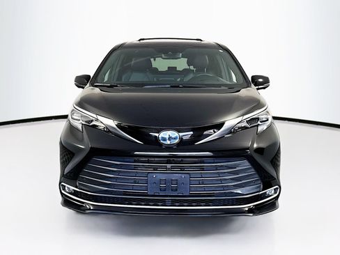 Certified 2025 Toyota Sienna Platinum AWD/4WD image 2