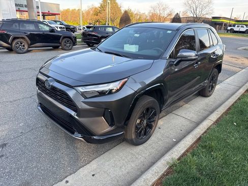 Used 2023 Toyota RAV4 SE w/ Convenience Package image 5