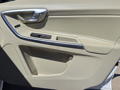 Used 2015 Volvo XC60 T5 Premier w/ Proximity Package image 34