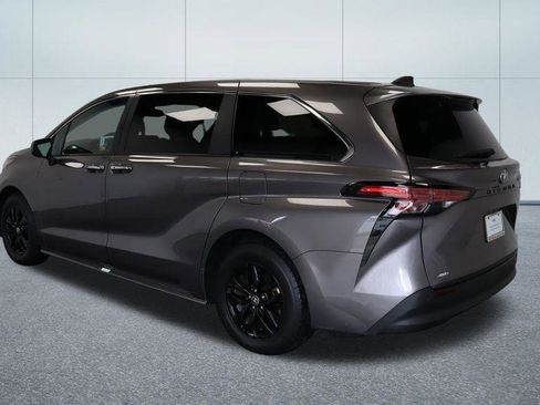 Used 2022 Toyota Sienna XLE AWD/4WD image 3