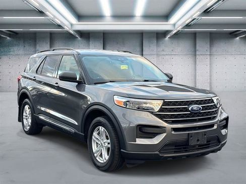 Used 2022 Ford Explorer XLT image 3