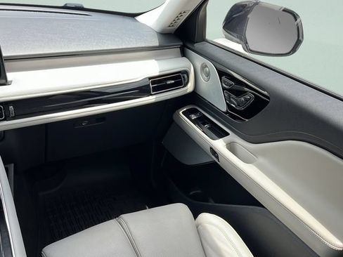 Used 2025 Lincoln Aviator Reserve w/ Luxury Package RWD image 16