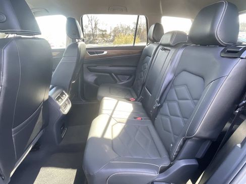 Used 2025 Volkswagen Atlas SE image 12