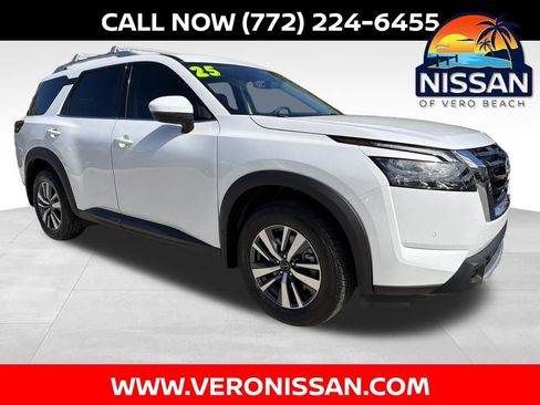 Certified 2025 Nissan Pathfinder SL image 1