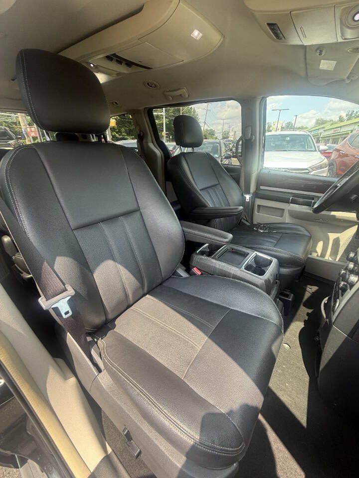 Used 2010 Chrysler Town & Country Touring Plus FWD image 14