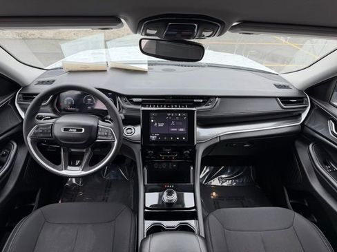 Used 2023 Jeep Grand Cherokee Laredo image 7