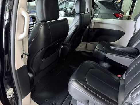 Used 2023 Chrysler Pacifica Touring-L FWD image 21