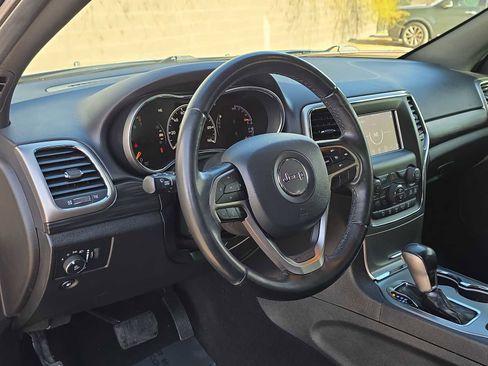 Used 2020 Jeep Grand Cherokee Laredo image 2