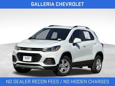 Used 2022 Chevrolet Trax LT w/ LT Convenience Package image 2