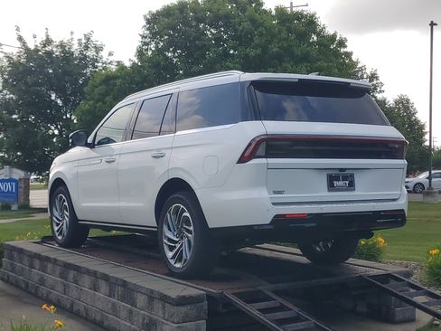 New 2026 Lincoln Navigator Reserve AWD/4WD image 3