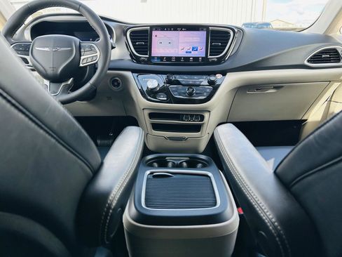 Used 2023 Chrysler Pacifica Touring-L FWD image 25