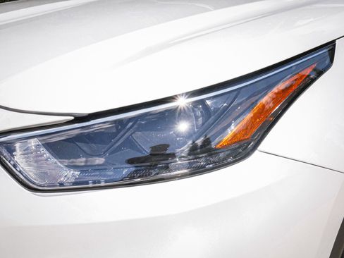Used 2024 Toyota Highlander XLE FWD image 6