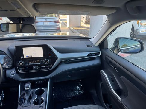 Used 2025 Toyota Highlander LE image 37