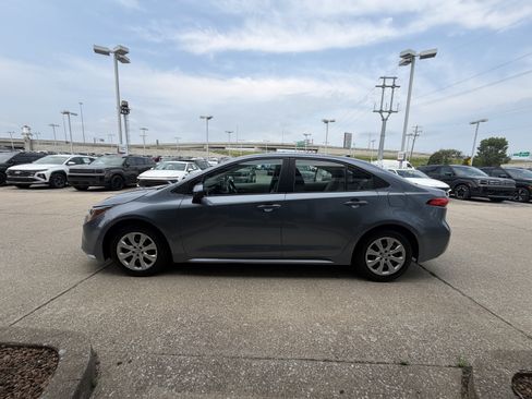 Used 2021 Toyota Corolla LE w/ Carpet Mat Package (TMS) FWD image 11