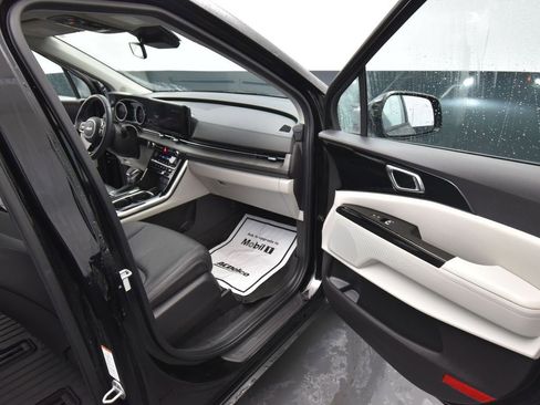 Used 2024 Kia Carnival EX image 14