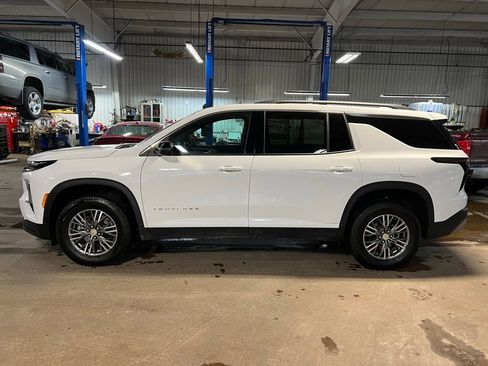 Used 2025 Chevrolet Traverse LT image 2