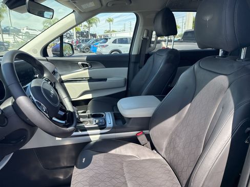 Used 2024 Kia Carnival LX image 10