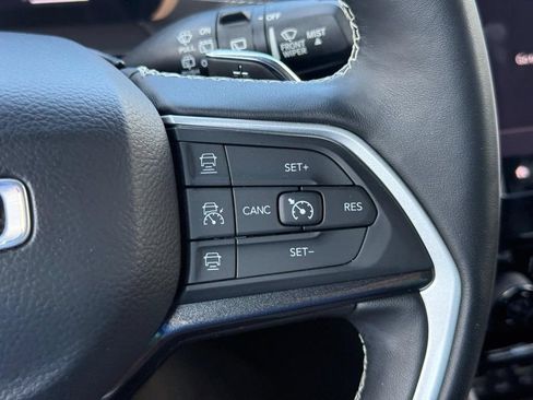Used 2022 Jeep Grand Cherokee Altitude AWD/4WD image 16