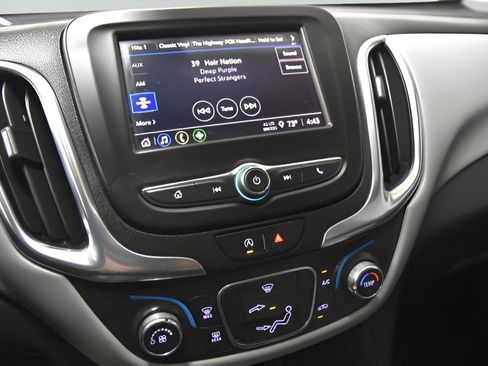 Used 2022 Chevrolet Equinox LS w/ LS Convenience Package FWD image 17