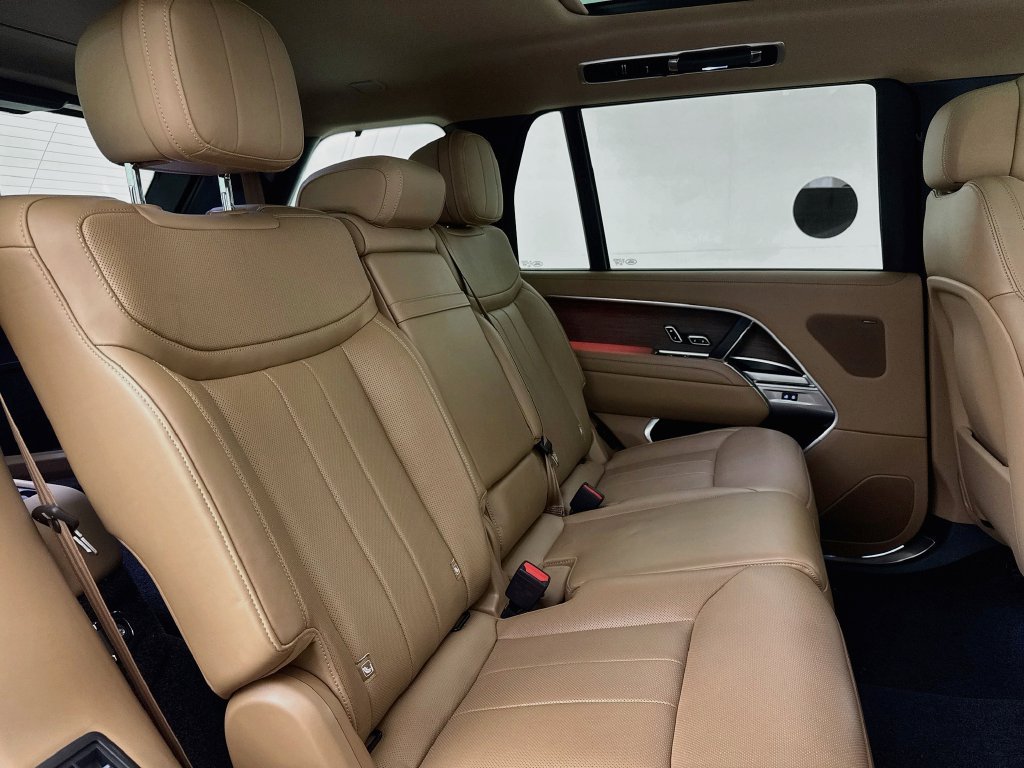 Used 2025 Land Rover Range Rover Long Wheelbase SE AWD/4WD image 28