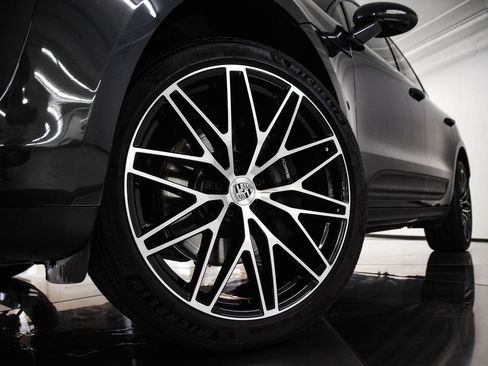 Certified 2025 Porsche Macan image 12