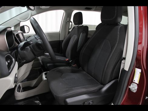 Used 2023 Chrysler Voyager LX FWD image 5