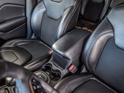 Used 2019 Jeep Cherokee Latitude Plus FWD image 32