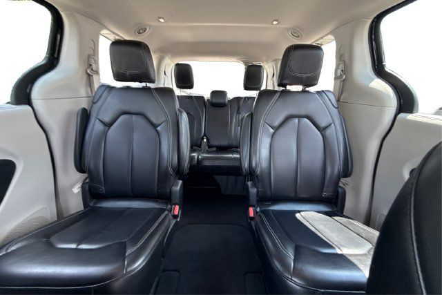 Used 2023 Chrysler Pacifica Touring-L FWD image 14