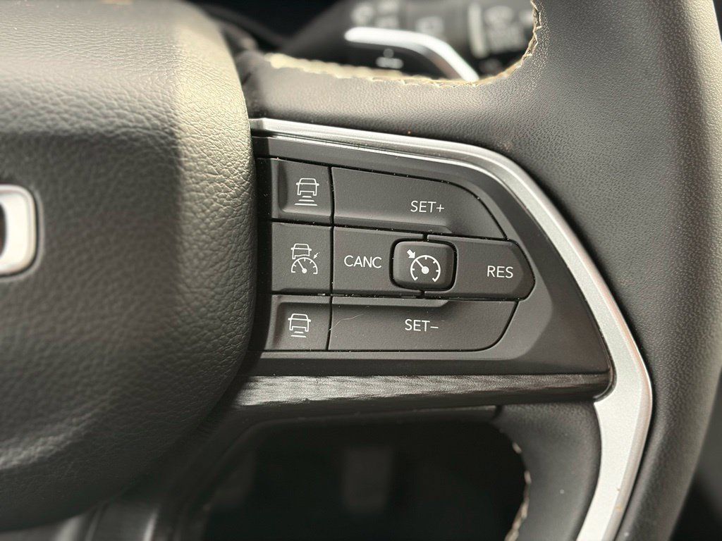 Used 2024 Jeep Grand Cherokee Laredo X AWD/4WD image 25