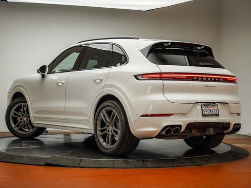 Certified 2025 Porsche Cayenne image 3