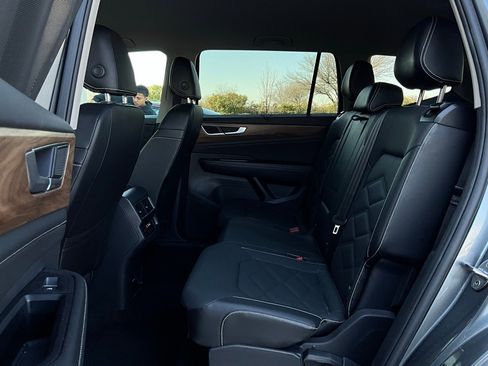 Used 2025 Volkswagen Atlas SE image 12
