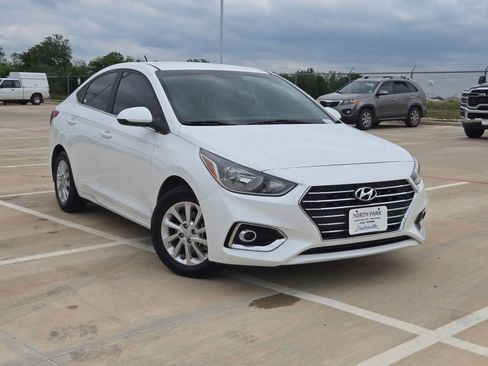 Used 2022 Hyundai Accent SEL FWD image 2
