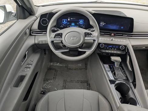 Used 2025 Hyundai Elantra SEL FWD image 16
