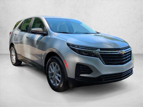 Used 2022 Chevrolet Equinox LS w/ Driver Confidence II Package FWD image 3