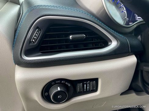 Used 2021 Chrysler Pacifica Touring-L image 35