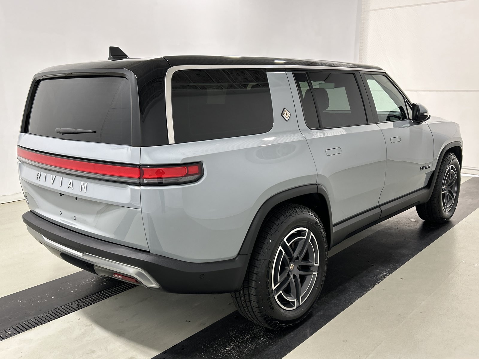 Used 2025 Rivian R1S Adventure Dual AWD/4WD image 5