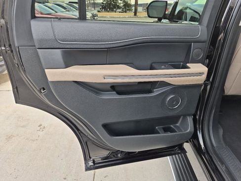Used 2023 Ford Expedition Limited image 12