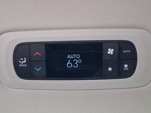 Used 2024 Chrysler Pacifica Touring-L FWD image 12