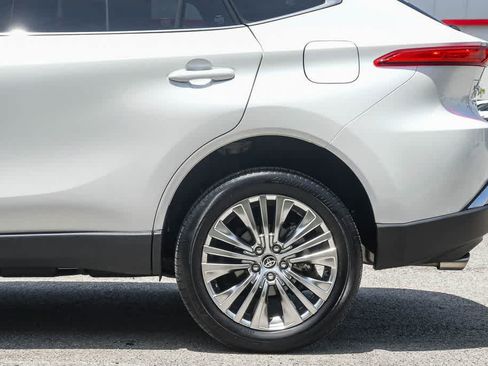 Used 2024 Toyota Venza XLE AWD/4WD image 11