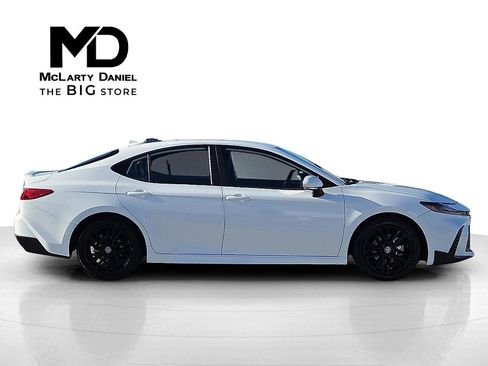 Used 2025 Toyota Camry SE image 6