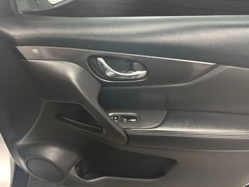 Used 2019 Nissan Rogue SV w/ Premium Package FWD image 19