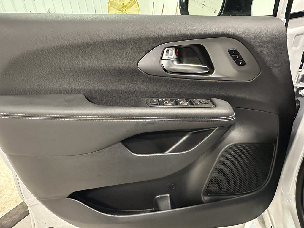 Used 2025 Chrysler Pacifica Select FWD image 16