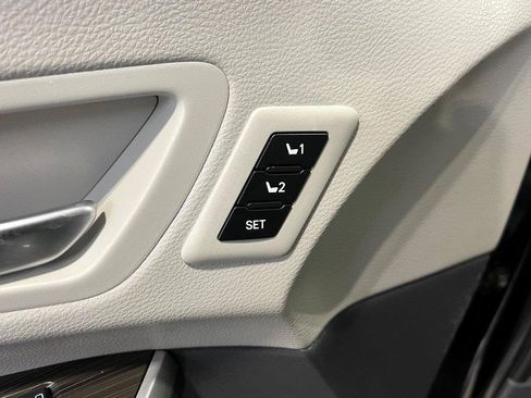 Used 2023 Toyota Sienna Limited image 37