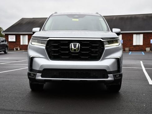 New 2025 Honda Pilot Touring image 2